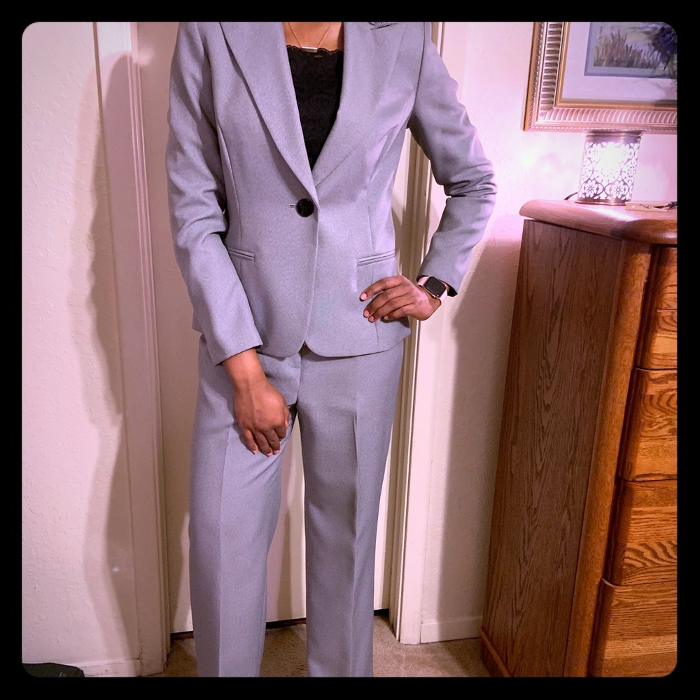 Profesional Gray 2-piece Suit w/ Blazer and Pants